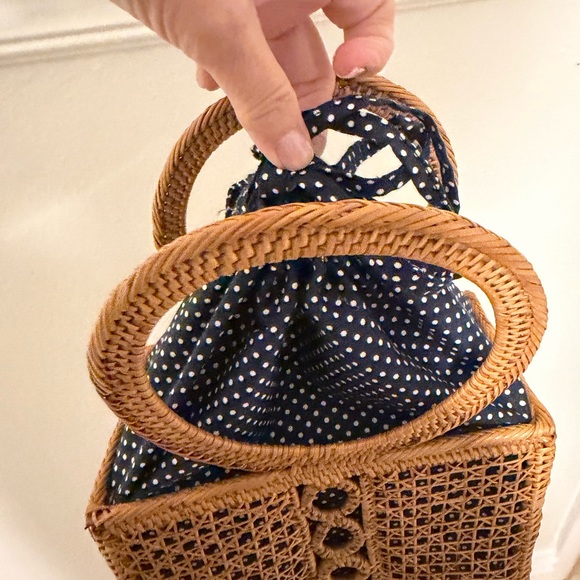 Elegant Tan and Navy Woven Tote Bag - Picture 3 of 7